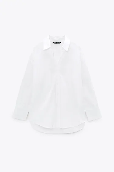 Camisa de popelín blanco con cuello solapa y manga larga.