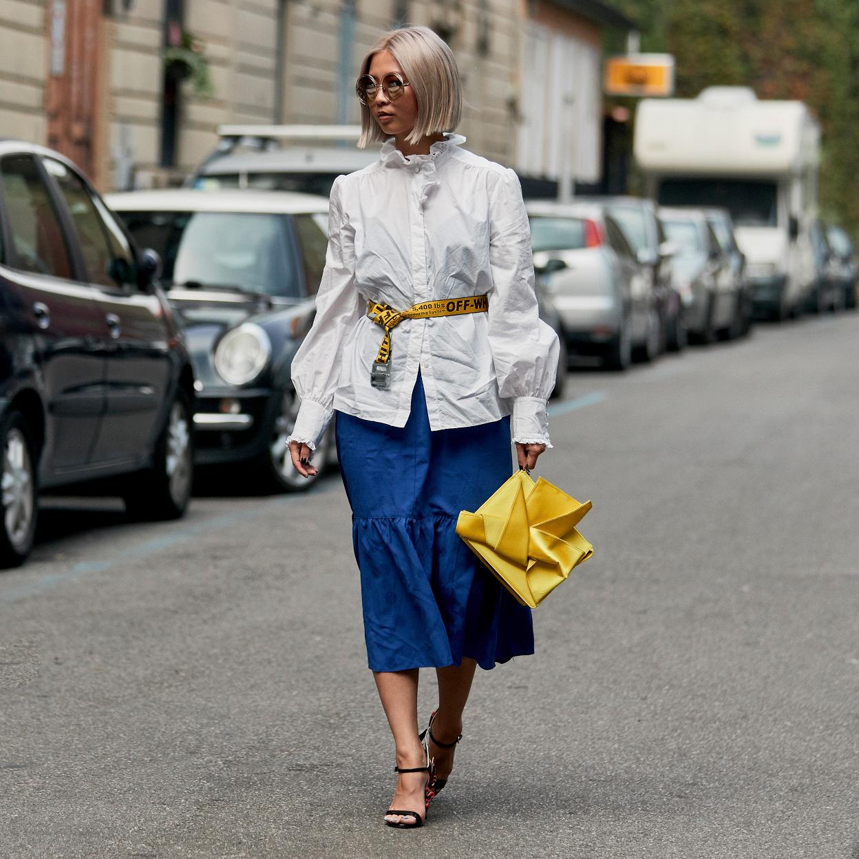 Pincha en la imagen para descubrir cómo se llevan las camisas y blusas oversize para darle un plus de estilazo a tus looks.