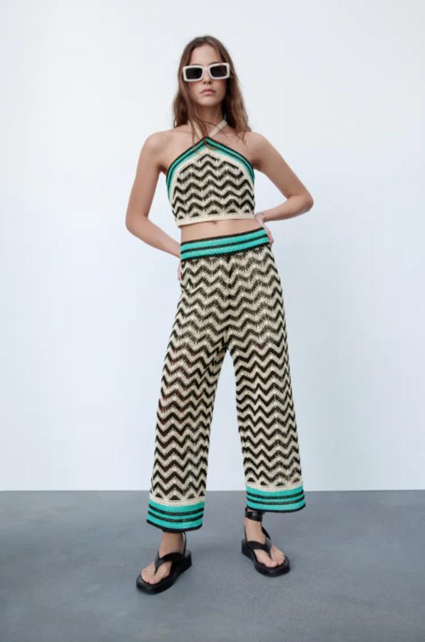 En color crudo y negro con detalles en esmeralda, este top corto con cuello halter y tirantes cruzados en la espalda tiene un precio de 29,95 euros y está disponible entre las tallas XS y L. 