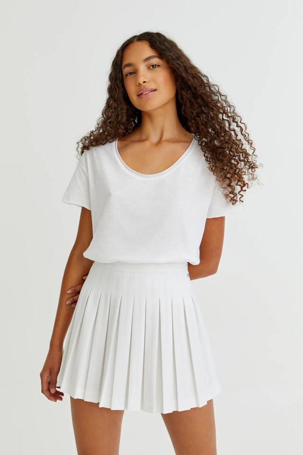 En color blanco, este mono corto con detalle de puntillas y volantes cuenta con escote de pico y manga francesa. Confeccionado en 100% algodón, tiene un precio de 25,99 euros.