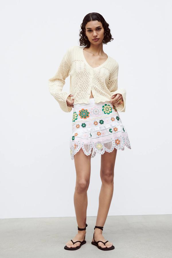 En color blanco con bordados en varios colores, esta falda mini de tiro alto tiene un precio de 39,95 euros.