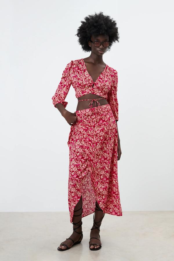 Esta falda tipo pareo de corte midi y tiro alto cuenta con botón oculto y lazo y tiene un precio de 25,95 euros.