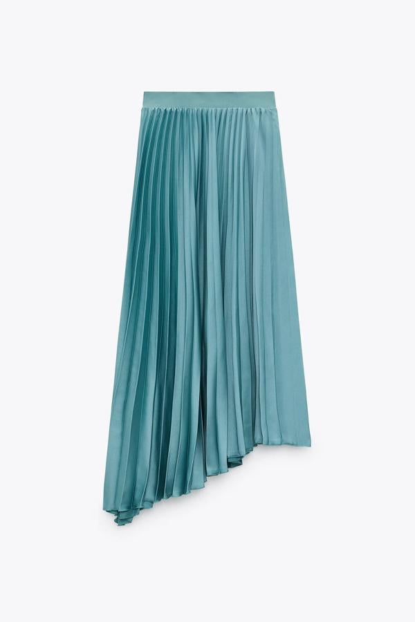 Con acabado asimétrico y de color verde lavado, esta falda plisada de corte midi y cintura elástica tiene un precio de 29,95 euros.