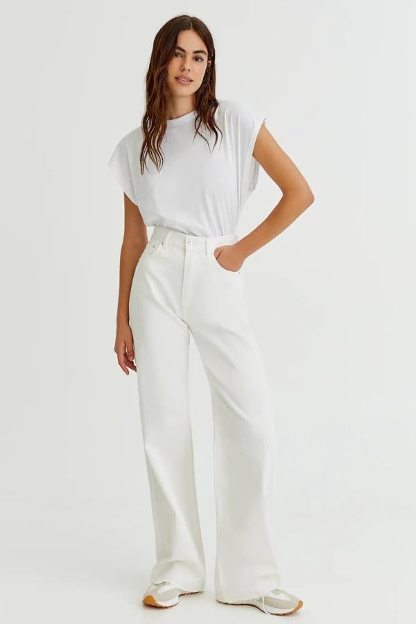 De color blanco, estos jeans wide leg de tiro alto y bajo deshilachado cuenta con cintura con trabilla y tiene un precio de 25,99 euros.