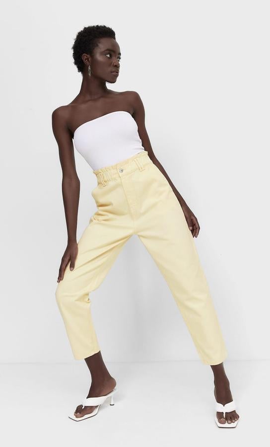 En amarillo pastel aunque disponible en otros colores, estos jeans de tiro alto con cintura elástica tipo paperbag cuentan con bajo acabado en vuelta y tienen un precio de 9,99 euros (antes 19,99 euros).