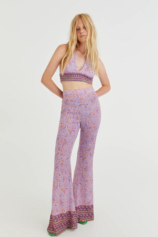 Disponible en lila o verde, este pantalón campana con cintura elástica y detalle de cenefa en el bajo tiene un precio de 22,99 euros.