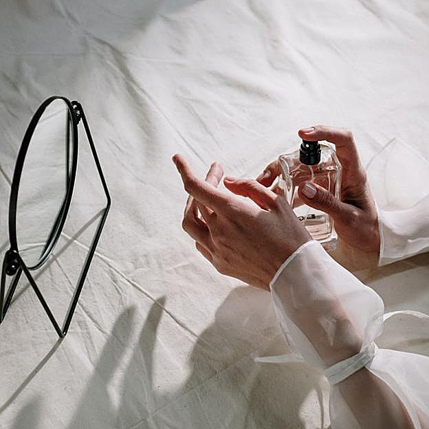 Cuatro perfumes frutales que huelen muy bien y que te harán sentir más joven que nunca