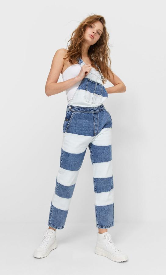 Con estampado de rayas tie dye, este peto denim con escote recto y tirantes ajustables tiene un precio de 9,99 euros (antes 39,99 euros).