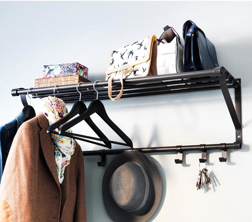 Perchero de pared en color negro (20 euros).