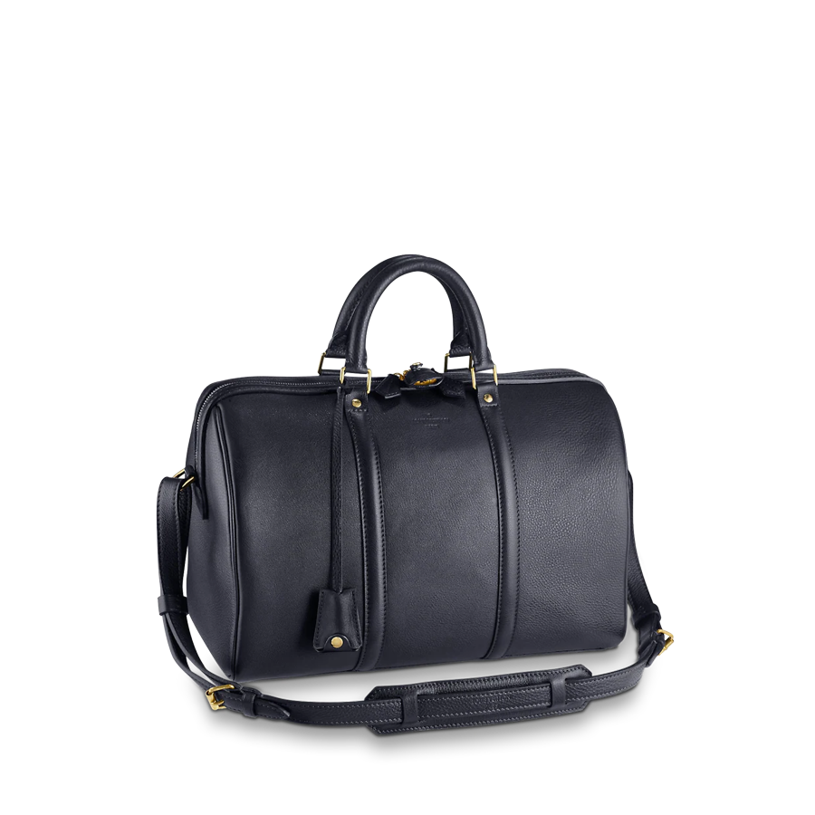 Podría decirse que los Coppola son los ‘capos’ de Hollywood, haciendo un guiño a su obra más representativa, El Padrino. Pero, por mucho que provenga de una familia muy poderosa dentro de la industria del cine, Sofia Coppola se ha ganado el respeto de todos por sus propios méritos. La directora siente verdadera pasión por la moda y lo refleja en la estética de todas sus películas, como ‘María Antonieta’ o ‘Las vírgenes suicidas’. De ahí que tenga una estrecha amistad con los directores creativos de casas de Alta Costura y sea una habitual de la Semana de la Moda de París. Por eso, Louis Vuitton decidió poner sus siglas en una de sus líneas de bolsos, muy sobrios y prácticos.