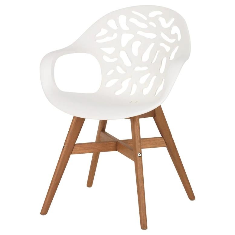 Silla en color blanco con patas en madera (49 euros).