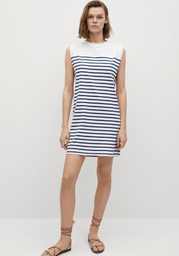 Disponible en varios estampados, este vestido corto con rayas marineras está confeccionado en 100% algodón y tiene un precio rebajado de 9,99 euros (antes 19,99 euros).