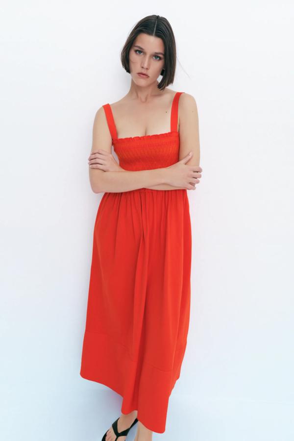 Este vestido de color rojo vivo cuenta con escote recto con volantes y tirantes anchos. Con detalle de elásticos con costuras, tiene un precio de 29,95 euros.