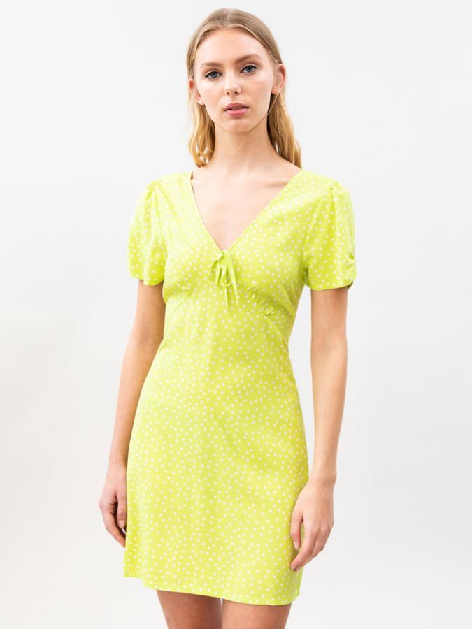 En color verde lima, esta vestido de manga corta con escote de pico y fruncido está confeccionado en un tejido muy cómodo y tiene un precio rebajado de 3,99 euros (antes 9,99 euros).