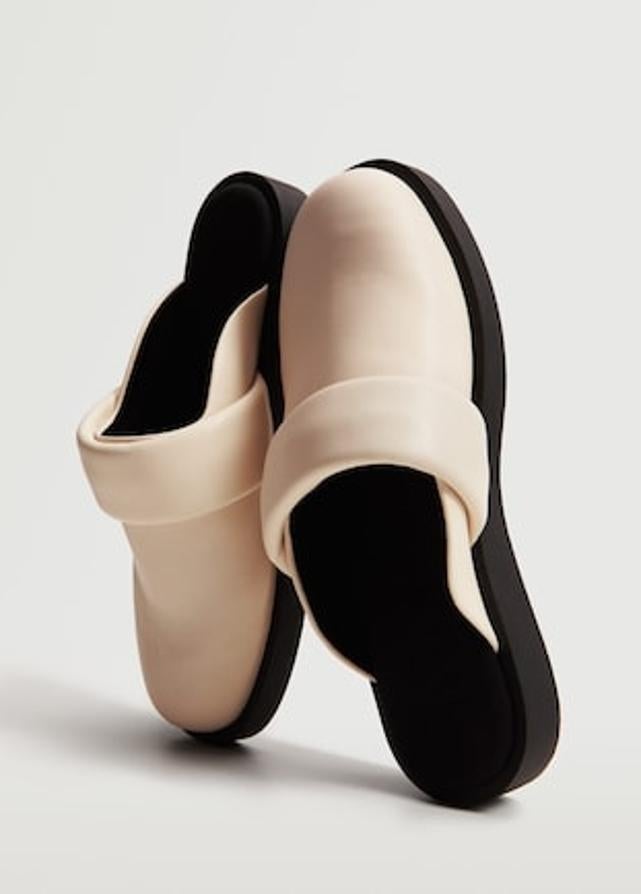 Disponible en negro o en color crudo, estos zuecos de diseño acolchado destalonado con punta redonda son de Mango y vienen con la suela acolchada y forro interior. Cuestan 39,99 euros y están disponibles entre los números 36 y 41.