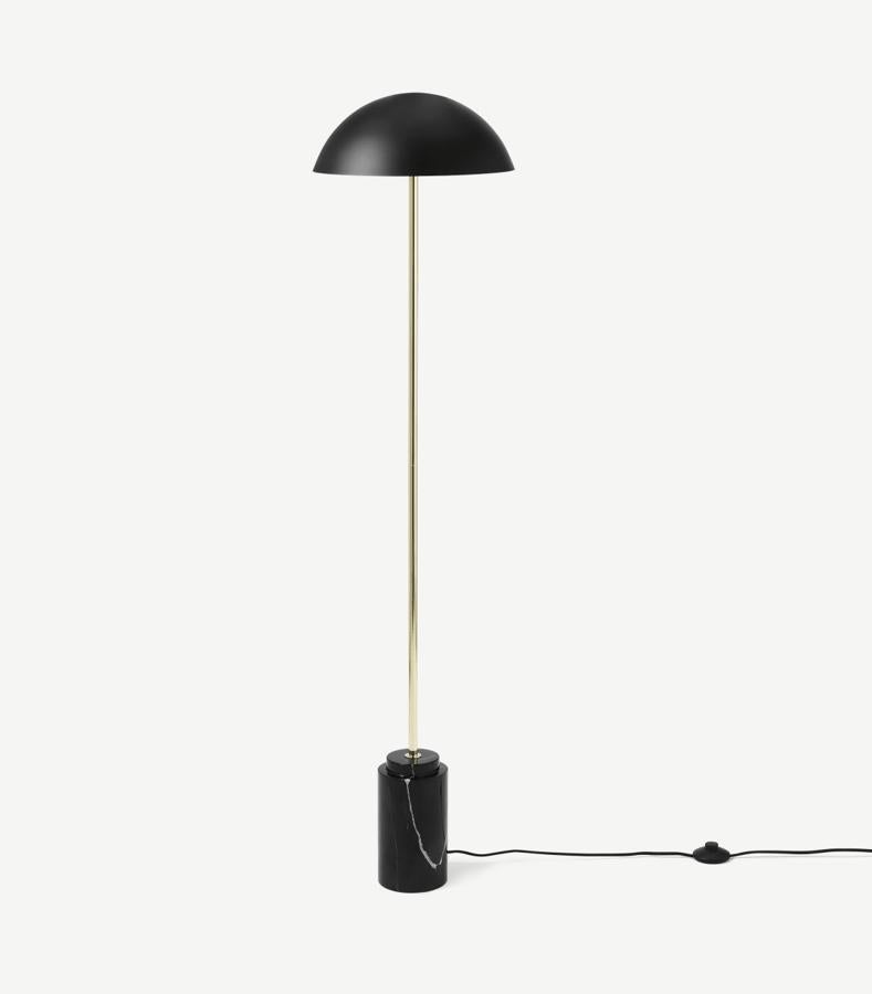 Lámpara de pie con base de mármol y detalles en latón (119 euros).