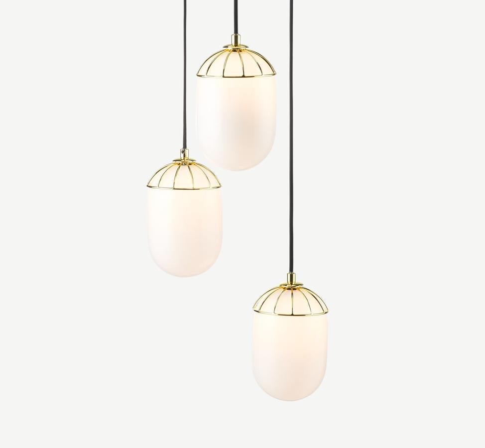 Lámpara de techo con tres focos en blanco y latón (75 euros).