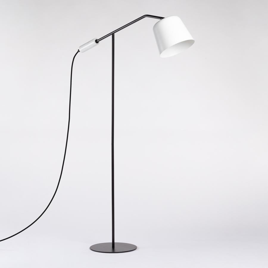 Lámpara de pie en negro con pantalla de color blanco (94,95 euros).