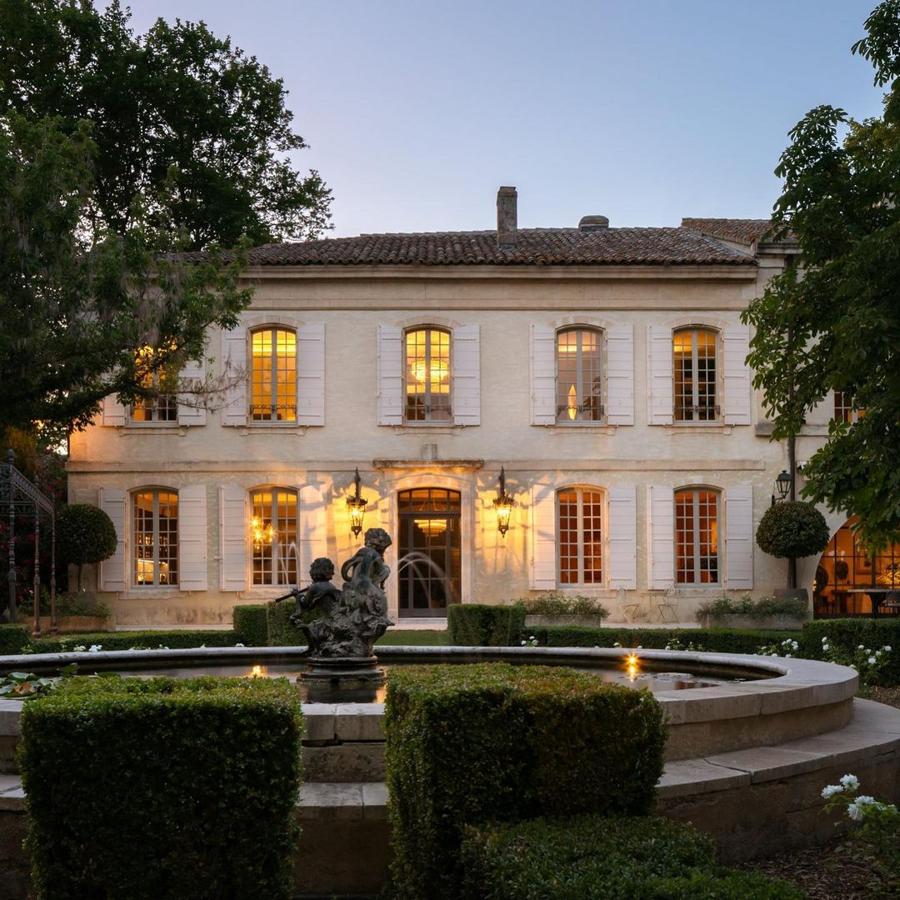 La entrada de Mas de Chabran es casi de cuento. Una fuente exterior, una vegetación cuidada y luces muy cálidas.