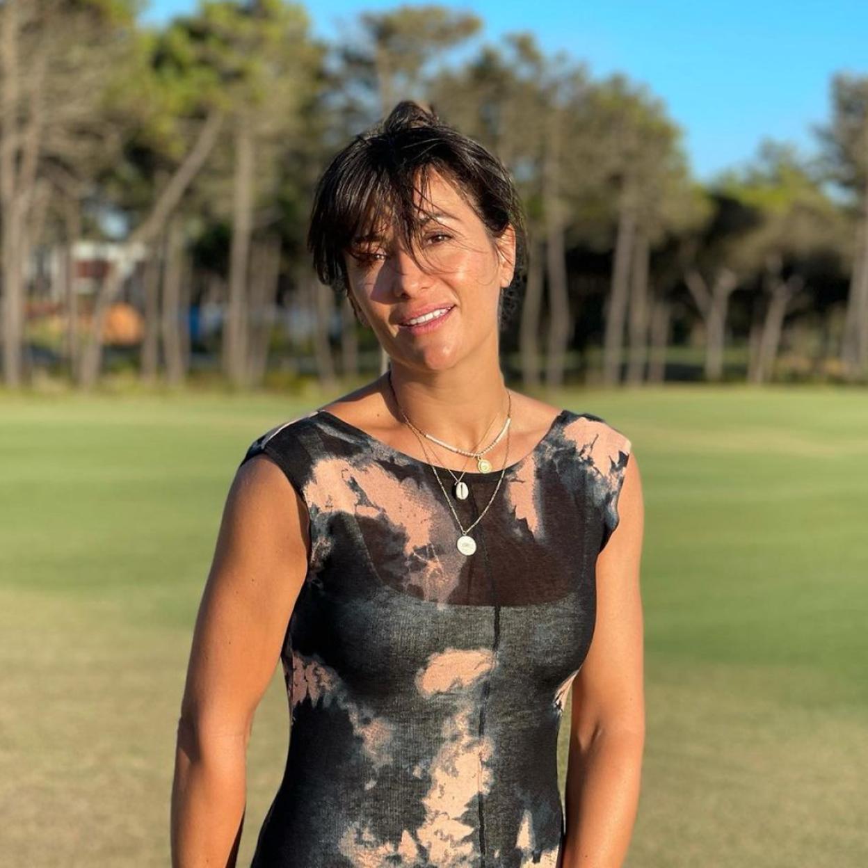 Pincha en la imagen para ver vestidos largos (algunos muy rebajados) que quedan bien con sandalias y zapatillas y que favorecen muchísimo.