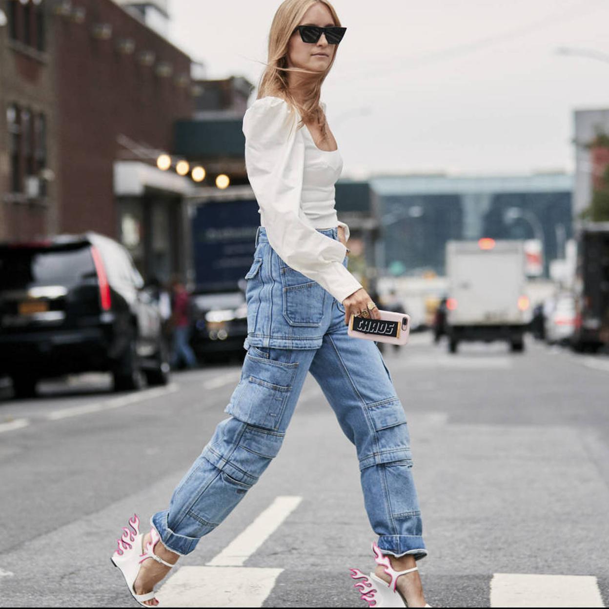 Pincha en la imagen para descubrir los pantalones estampados que acaban de llegar a las tiendas y son perfectos para sumarte a la última tendencia de la temporada. 