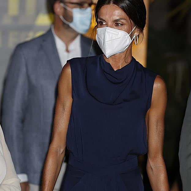 El truco de la reina Letizia para conseguir un moreno natural de acabado profesional no es un autobronceador, sino una crema con color irresistible