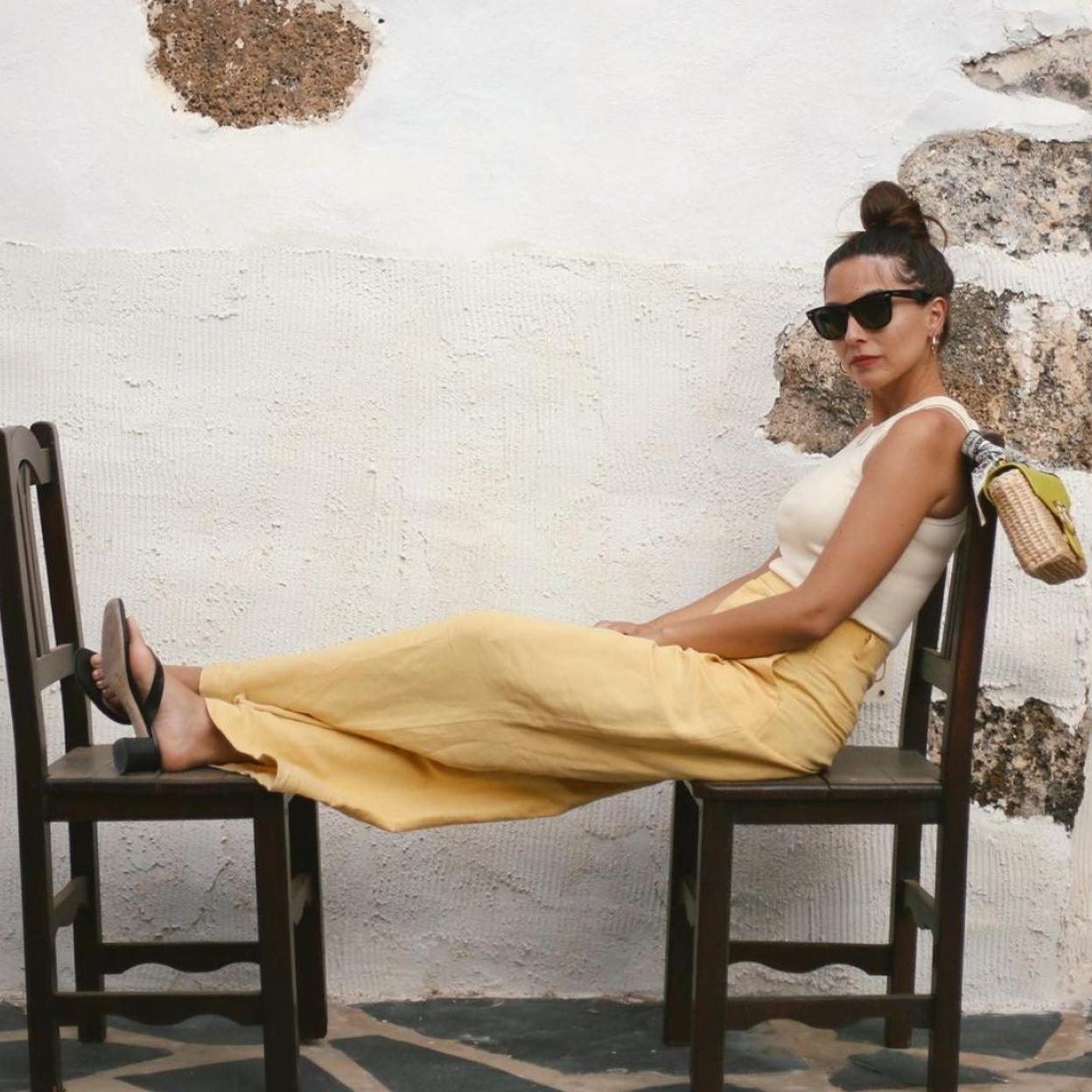 Pincha en la imagen para ver todas las sandalias planas que quedan genial y combinan con tus vestidos lenceros.