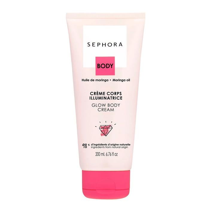 Sephora es una firma reconocida mundialmente y una de las favoritas de las celebrities. Formulada con 98% de ingredientes de origen natural, la crema corporal iluminadora de Sephora está en todos los cajones de las más expertas. 13,99 euros