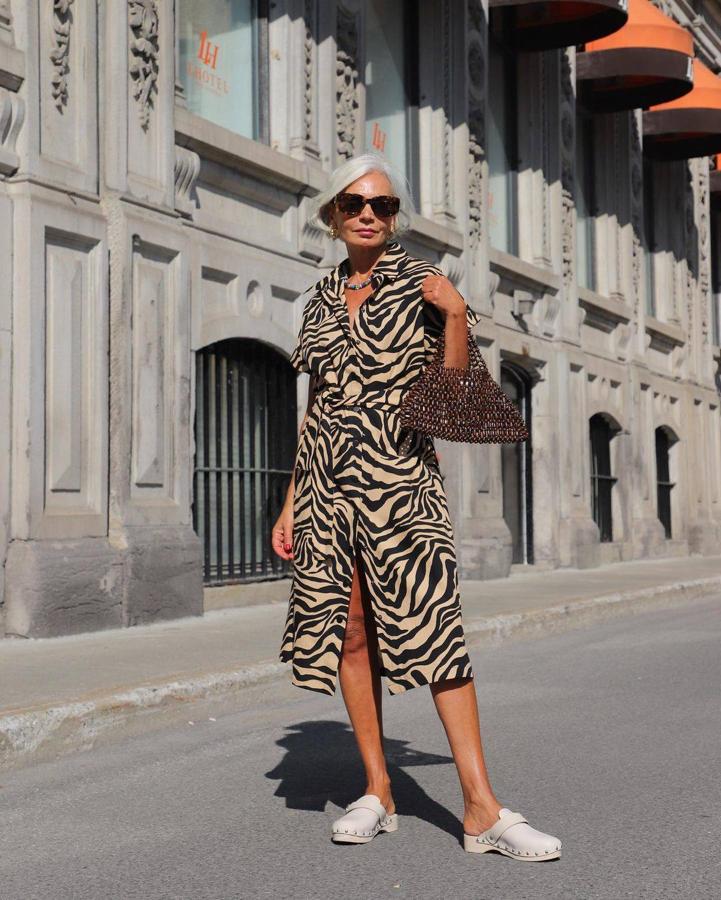 El animal print se ha convertido en un básico de fondo de armario, pero en especial, esta temporada destacan los estampados de tigre y cebra. Lo utiliza en un vestido camisero de manga corta, junto a un bolso de cuentas y los 'ugly shoes' del momento, los zuecos.