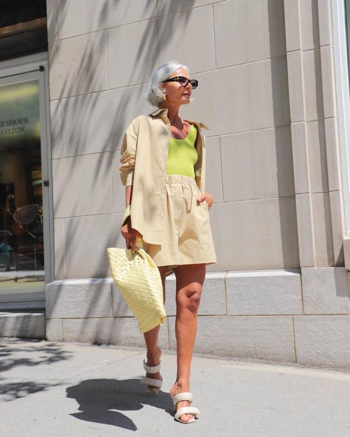 Estos conjuntos de camisa y shorts con cierta inspiración pijamera son el último grito para ir sencilla, fresca y cómoda. Grece le da un toque de color a los tonos neutrales con una camiseta en verde lima. Remata con maxi clutch amarillo pastel y sandalias de tacón destalonadas, en crema.
