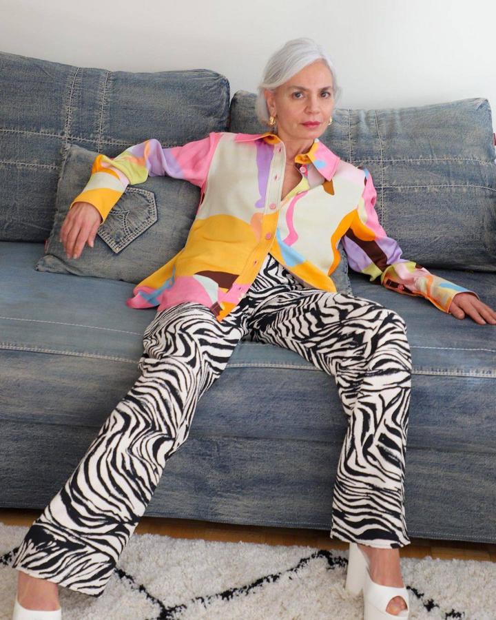 Lo atrevido también está de moda. La técnica del 'mix&match' que mezcla estampados y colores diferentes es sinónimo de estilo. Unos pendientes de aro dorados y plataformas blancas transforman la propuesta, de estridente a elegante.