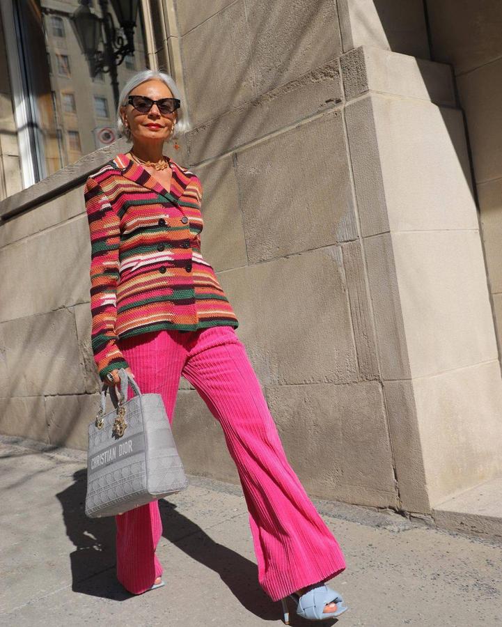 El fucsia será el color de las próximas temporadas. Grece lo luce en pantalones de campana combinado con chaqueta multicolor a rayas, tacones destalonados y acolchados, en celeste y bolso grande, en gris claro.