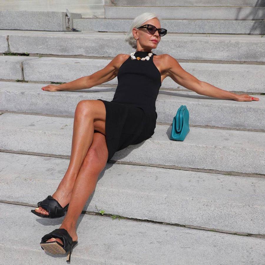 Otro imprescindible del vestuario femenino es el vestido negro. La instagrammer demuestra sus dotes estilísticas al combinarlo con un collar de conchas muy veraniego, un clutch turquesa y mules acolchados de tacón.