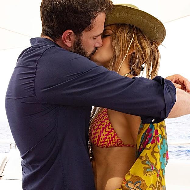 Así es la segunda luna de miel de Jennifer Lopez y Ben Affleck en un yate de 130 millones de dólares que surca el Mediterráneo: muestras de amor, derroche y mil fotos