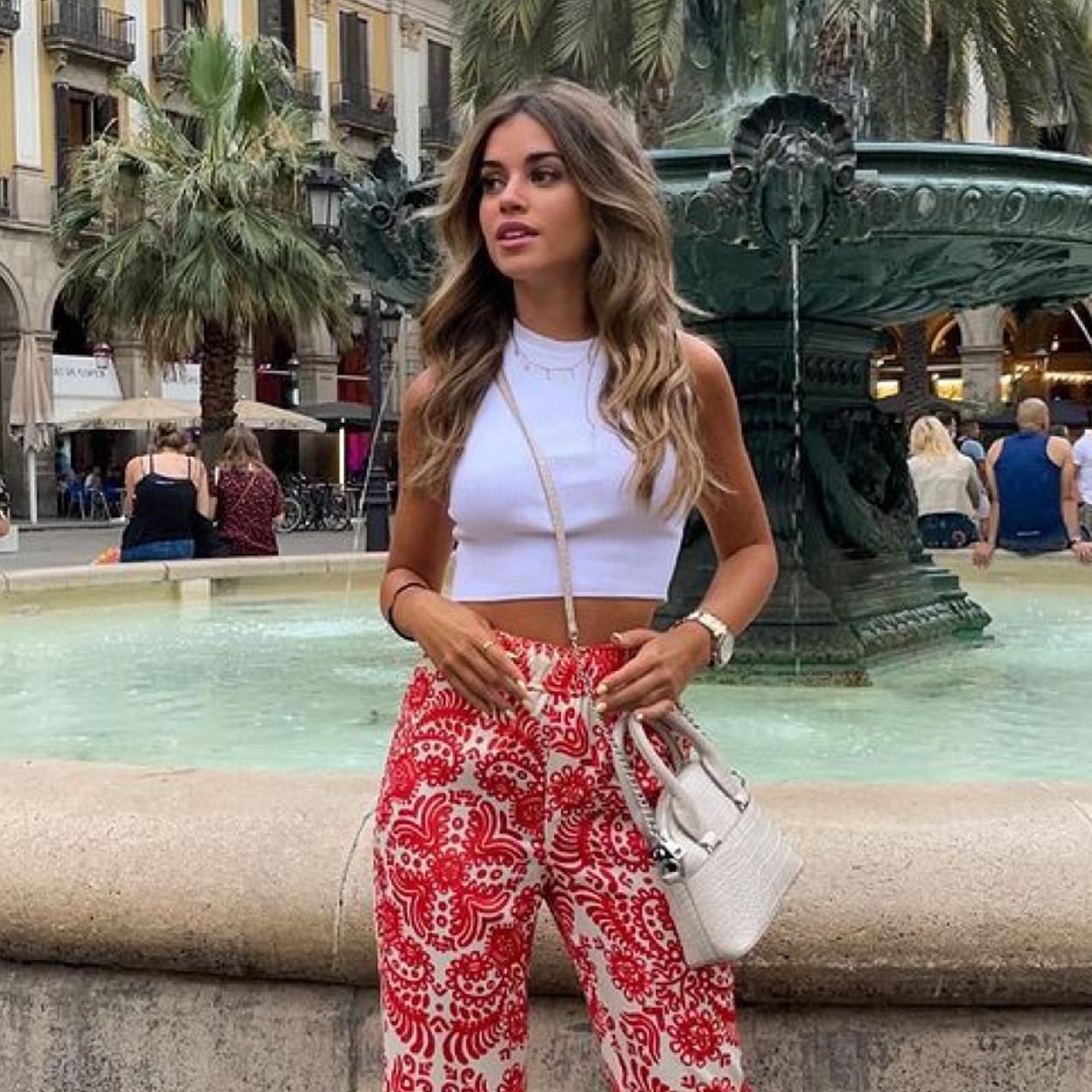 Pincha en la imagen para ver 9 pantalones estampados que acaban de llegar a las tiendas y son perfectos para sumarte a la última tendencia de la temporada.