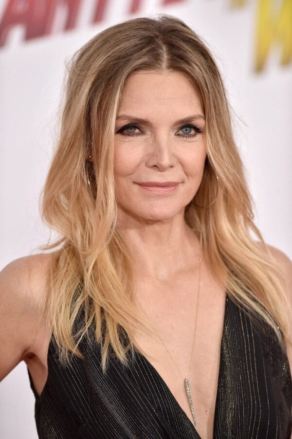 El corte de cabello por los hombros y con flequillo de Michelle Pfeiffer es icónico e inolvidable. A punto de cumplir los 60 años, la actriz apuesta por una imagen que aporta desenfado y fuerza. Sigue sus pasos. 