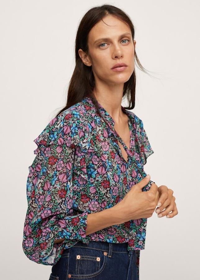 Confeccionada en tejido semitransparente, esta blusa con estampado floral en tonos rosas, rojos y azules viene con cierre de botones en la parte delantera, volantes en los hombros y mangas largas con puños elásticos. De diseño recto, tiene un precio de 25,99 euros y está disponible entre las tallas XS y XXL. 