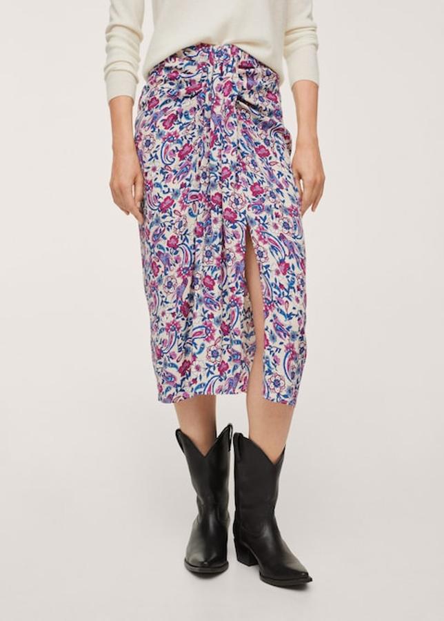 A juego con la blusa, Mango ha apostado por el detalle tendencia del momento para esta falda con nudo con abertura en la parte delantera y diseño midi recto. Confeccionada en tejido ligero con estampado paisley en tonos rosas y azules, tiene un precio de 25,99 euros y está disponible entre las tallas XXS y L, además de en la XXL. 