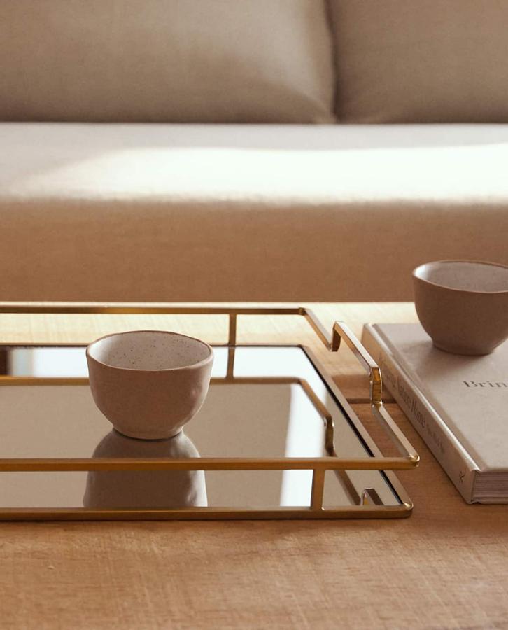 Bandeja con espejo en la base y estructura de metal. Tiene unas medidas de 46x31,20 cm y un precio de 39,99 euros.