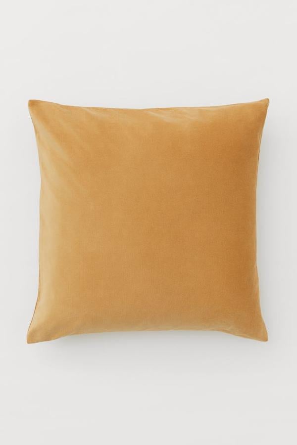 Con tejido de terciopelo, tono amarillo y con un tamaño de 50x50 cm. Esta funda de cojín de H&M Home es una de nuestras favoritas para el salón. Cuesta 7,99 euros y está disponible en 7 colores más.