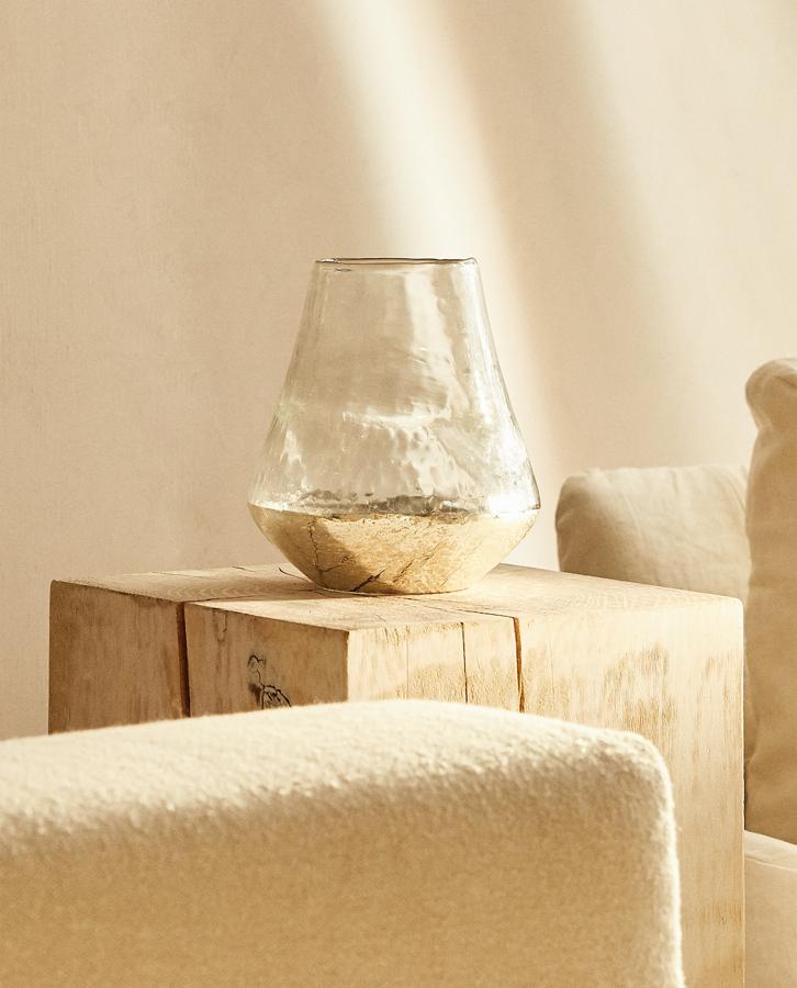 Jarrón de tamaño medio en vidrio con base mercurizada. Este jarrón es parte de la nueva colección y cuesta 19,99 euros.