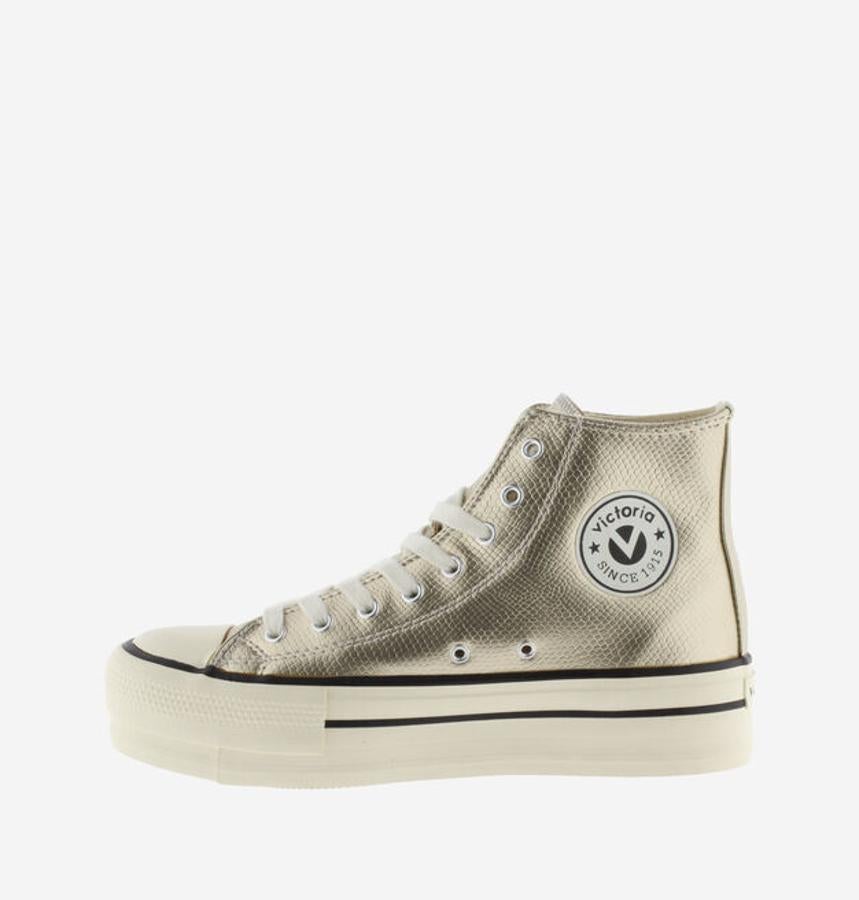 En cambio, los escorpio deberán dar un toque sofisticado a sus looks básicos con una zapatilla metalizada. Ficha esta de bota de Victoria con plataforma (49,90 euros).