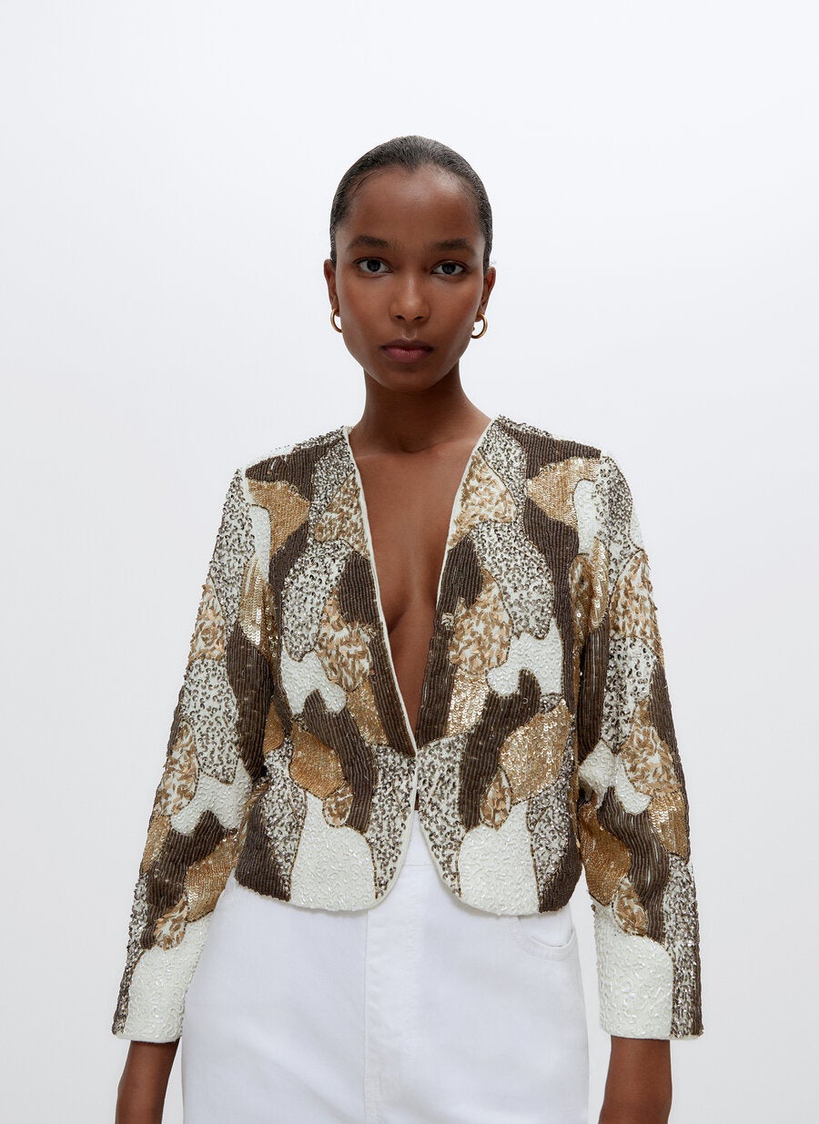 Chaqueta corta sin solapas de manga larga con bordados de lentejuelas metalizados, de las rebajas de Uterqüe (99,95 €).