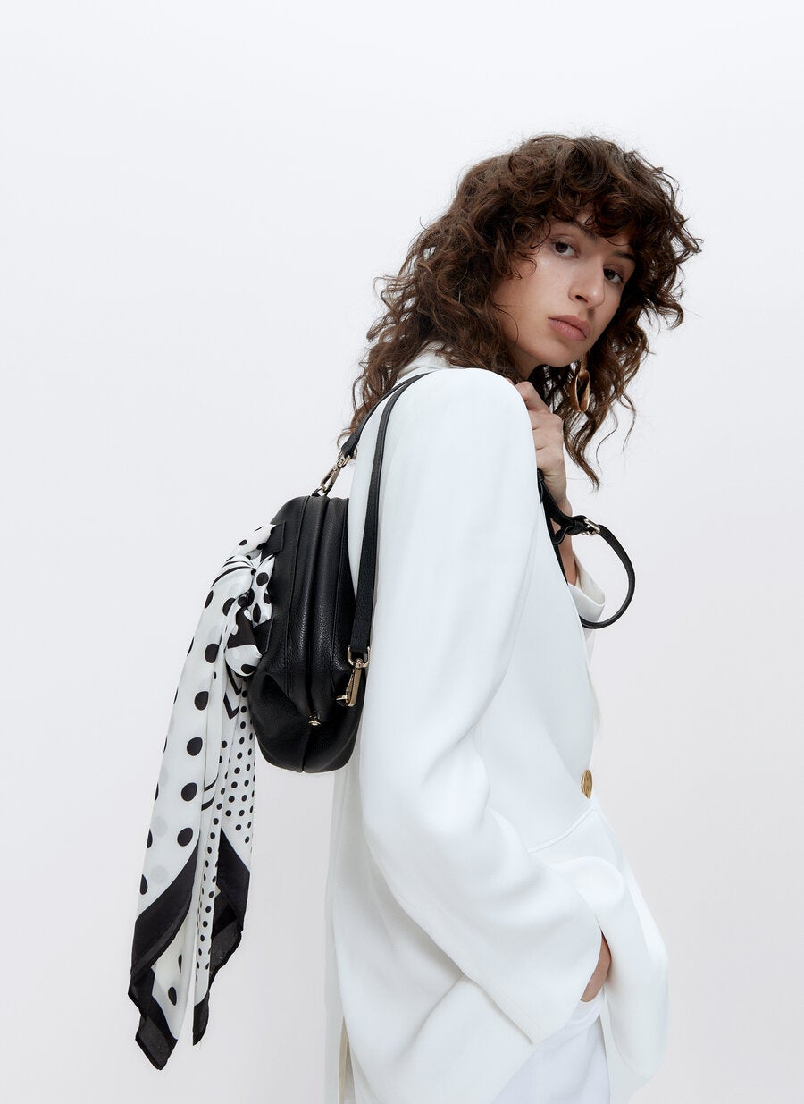 Bolso de piel con cierre de boquilla metálica y asa de bandolera regulable, de las rebajas de Uterqüe (69,95 €). 