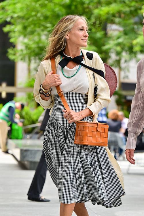 Y si los lunares seguirán siendo tendencia por obra y gracia de Carrie Bradshaw, lo mismo ocurrirá con el estampado de cuadros vichy por "culpa" de esta falda ultra favorecedora de Norma Kamali.