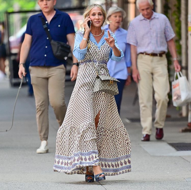 Tranquilas, que Carrie no lleva un look de Forever 21 como rumoreó al ver esta foto. Este maxi vestido boho estampado es de Riga (cuesta 145 dólares y ya está agotadísimo) y lo que más nos gusta es que podremos seguir llevando esta prenda en otoño copiando el look de la protagonista de 'Sexo en Nueva York': añadiendo una camisa debajo. Si alguien nos quiere regalar el bolso de la extraña colaboración entre Gucci y Balenciaga, encantadas.