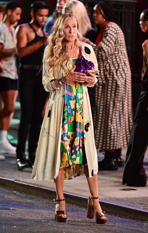 Este otoño-invierno, la comodidad seguirá mandando en nuestros looks sin que perdamos un ápice de estilo. Si las alpargatas ya se consideran perfectas para acompañar nuestros looks de invitada de boda, la nueva temporada estará marcada por las plataformas XXL y los tacones anchos (los de Carrie son de Saint Laurent), ideales para ganar centímetros sin perder confort.