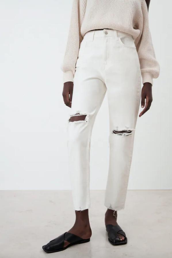 Los vaqueros no podían faltar en esta selección y Zara los ha lanzado en diseño mom fit con tiro alto y detalle de rotos delanteros. El bajo es deshilachado, cuesta 25,95 euros y podemos encontrarlo entre las tallas 32 y 46.