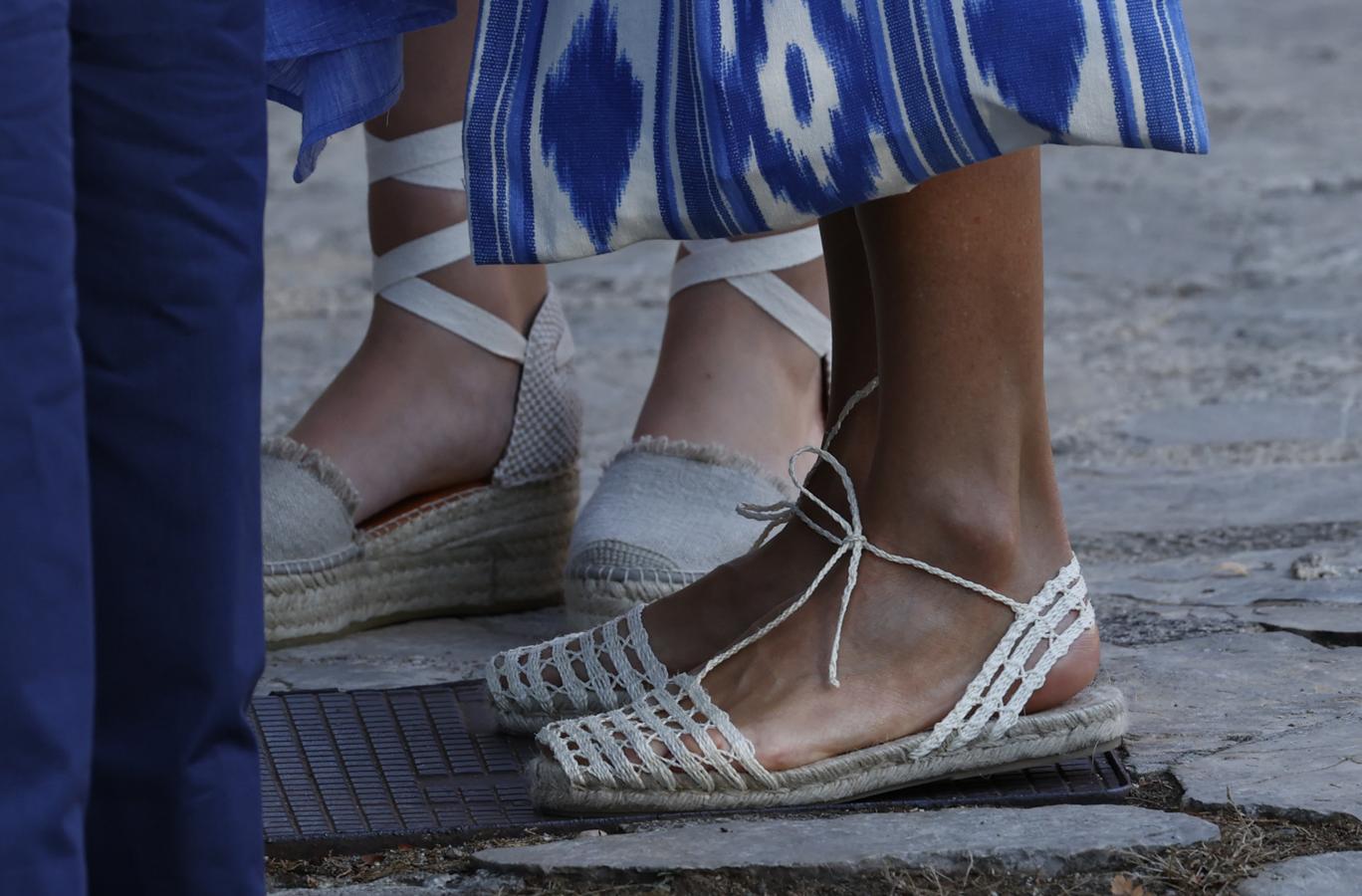 La Reina, la princesa Leonor y la Infanta sofía escogieron un calzado con suela de esparto. Las niñas, con un modelo de cuña, y la madre con un diseño plano tipo sandalia de la firma española Sabellar.