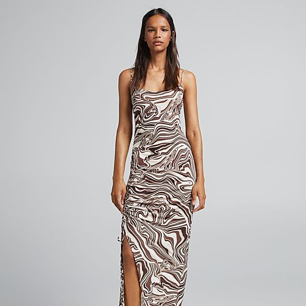 Imagen principal - El estampado marmolado arrasa este verano en Instagram y estas son todas las prendas en las que ya lo puedes lucir